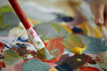 Obraz premium Close up of a painting brush picking up colors