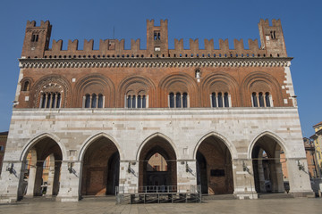 Fototapeta na wymiar Piacenza: Piazza Cavalli, main square of the city