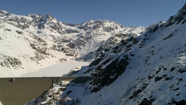 Aerial 4K - Valmalenco (IT) - Vista invernale della diga di Alpe Gera