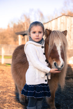 Kind mit Ponys 