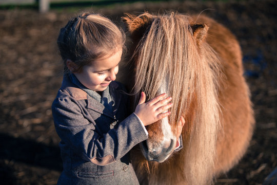 Kind mit Ponys 