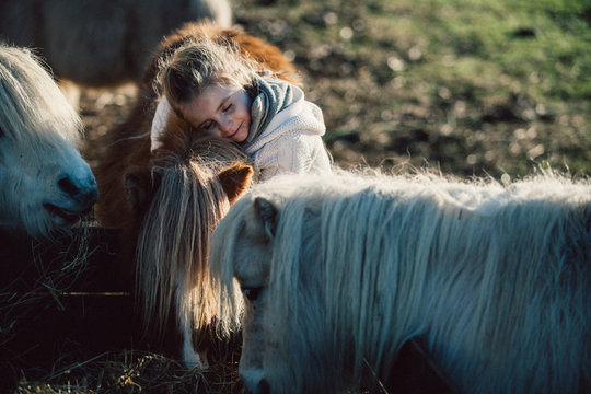 Kind mit Ponys 