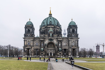 Berliner Dom und Berliner Fernsehturm und Rotes Rathaus mit tiefem Wolkenhimmel