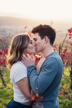 Verliebtes Paar küsst sich während des Sonnenuntergangs