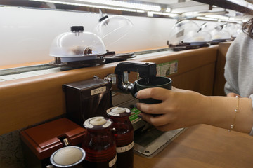 回転寿司店 自動給茶