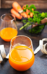 carrot juice and fresh carrot