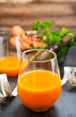 carrot juice and fresh carrot