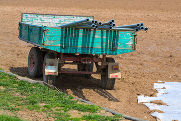 Traktoranhänger mit Bewässerungsrohren