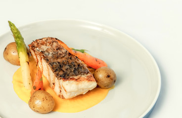 Grilled fish fillet with vegetables