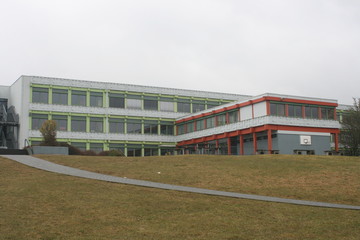 Fototapeta na wymiar Schulhaus, Schulgebäude