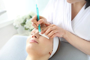 Pielęgnacja skóry.  Kobieta w salonie kosmetycznym podczas zabiegu pielęgnacyjnego z użyciem aktywnego tlenu - obrazy, fototapety, plakaty