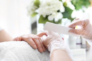 Pielęgnacja dłoni i paznokci. Kobieta na zabiegu manicure w salonie kosmetycznym