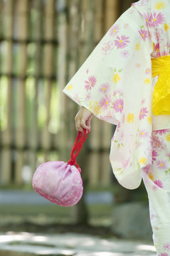 巾着袋を持つ女の子の手元