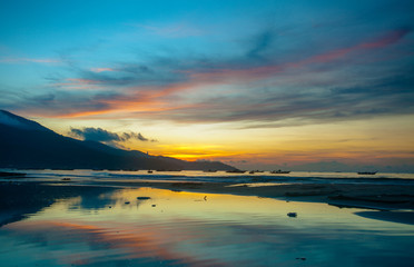 Fototapeta na wymiar sunset in Danang beach Vietnam