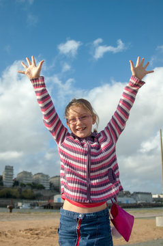 Jeune fille heureuse pour ses 10 ans