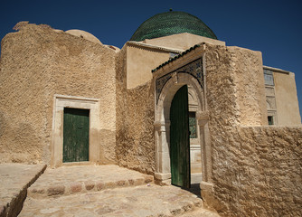 Fototapeta premium mosque near the desert