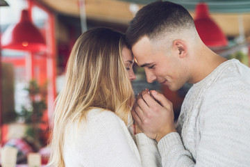 Naklejka premium Young couple on a romantic date