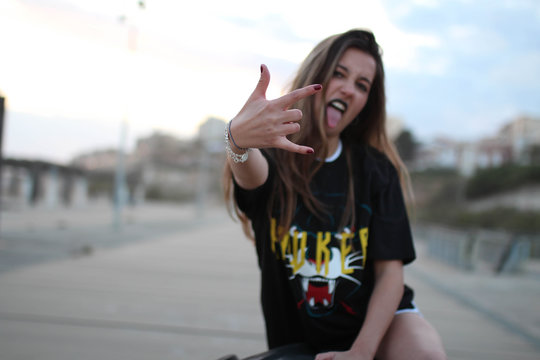 chica sacando la lengua en la calle