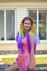 Девушка с длинным волнистым волосом окрашенный в разноцветные яркие радужные цвета. Канекалон штучный волос