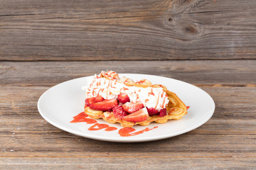 Bubble Waffel mit Erdbeeren auf Teller