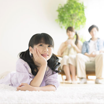 リビングで頬杖をつく女の子