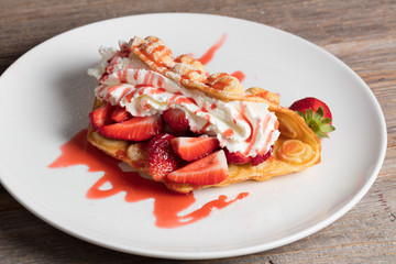 Bubble Waffel mit Erdbeeren auf Teller