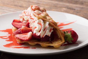 Bubble Waffel mit Erdbeeren auf Teller
