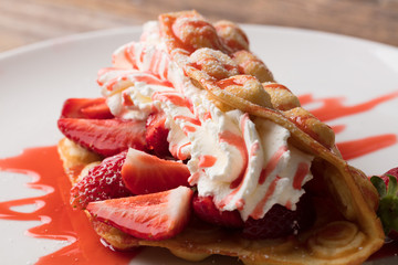Bubble Waffel mit Erdbeeren auf Teller