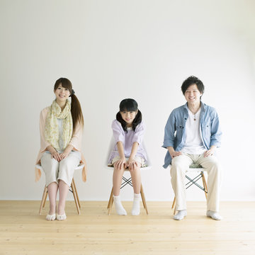 椅子に座る3人家族