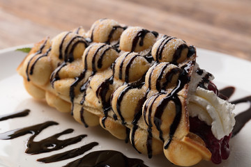 Bubble Waffel mit Kirschen auf Teller