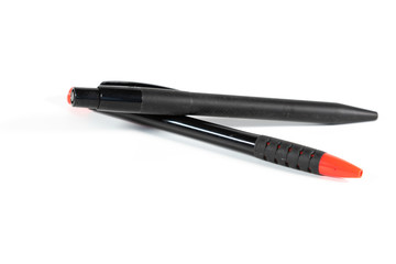 Zwei Kugelschreiber isoliert auf weißem Hintergrund