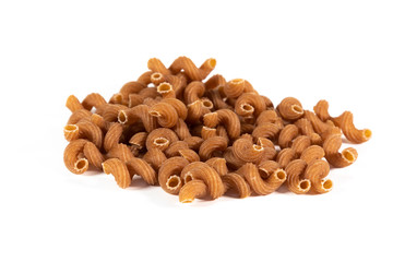 Braune Vollkornnudeln in Spirfalform isoliert auf weißem Hintergrund