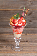 Bubble Waffel mit Erdbeeren im Becher