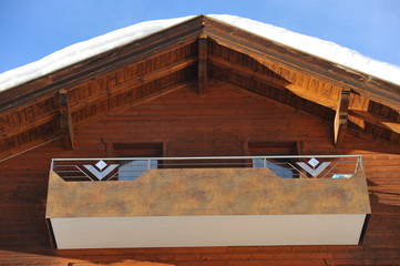 Fassade und Balkon in moderner alpenländischer Architektur