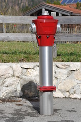 Neuer Hydrant in einer gemauerten Nische am Bürgersteig einer Bayerischen Gemeinde