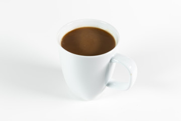 Tasse Kaffee in einer Keramiktasse isoliert auf weißem Hintergrund