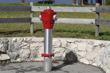 Neuer Hydrant in einer gemauerten Nische am Bürgersteig einer Bayerischen Gemeinde