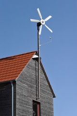 Windrad-Hausstromgenerator mit Windmesser an einem Einfamilien-Wohnhaus