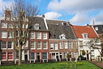Fototapeta na wymiar Begijnhof (Beginenhof) in Amsterdam im Frühling