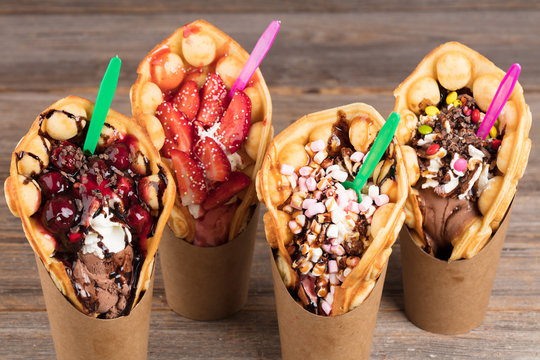 Verschiedene Sorten Bubble Waffel Eis to go
