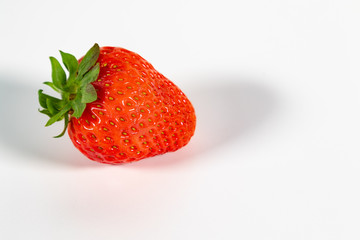 Einzelne reife Erdbeere isoliert auf weißem Hintergrund