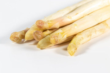 Weißer Spargel isoliert auf weißem Hintergrund
