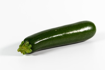 Einzelne Zucchini isoliert auf weißem Hintergrund