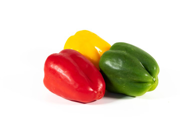 Drei frische Paprika in rot, gelb und grün isoliert auf weißem Hintergrund