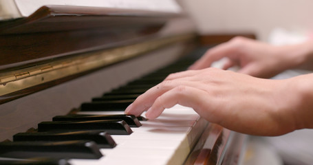 Obraz premium Man playing piano at home