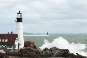 Obraz premium Giant Waves Break in Front of Oldest Lighthouse in Maine