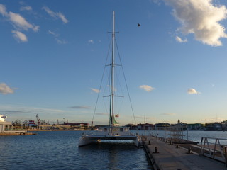 Catamaran en el puerto de Valencia
