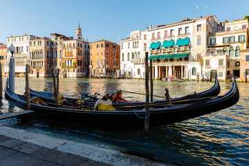 Fototapeta premium Grand Canal. gondolas on the pier await passengers. Sunny summer evening