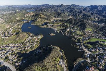 Fototapeta premium Aerial view of Lake Sherwood homes and the Santa Monica Mountains near Westlake Village and Thousand Oaks, California.