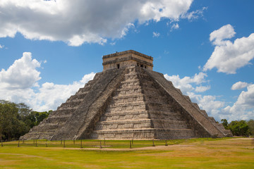 Fototapeta na wymiar Mexico, Chichen Itzá, Yucatán. Mayan pyramid of Kukulcan El Castillo
